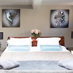 Luxury Manhattan Loft-Style Apartment Near Edinburgh City Centre